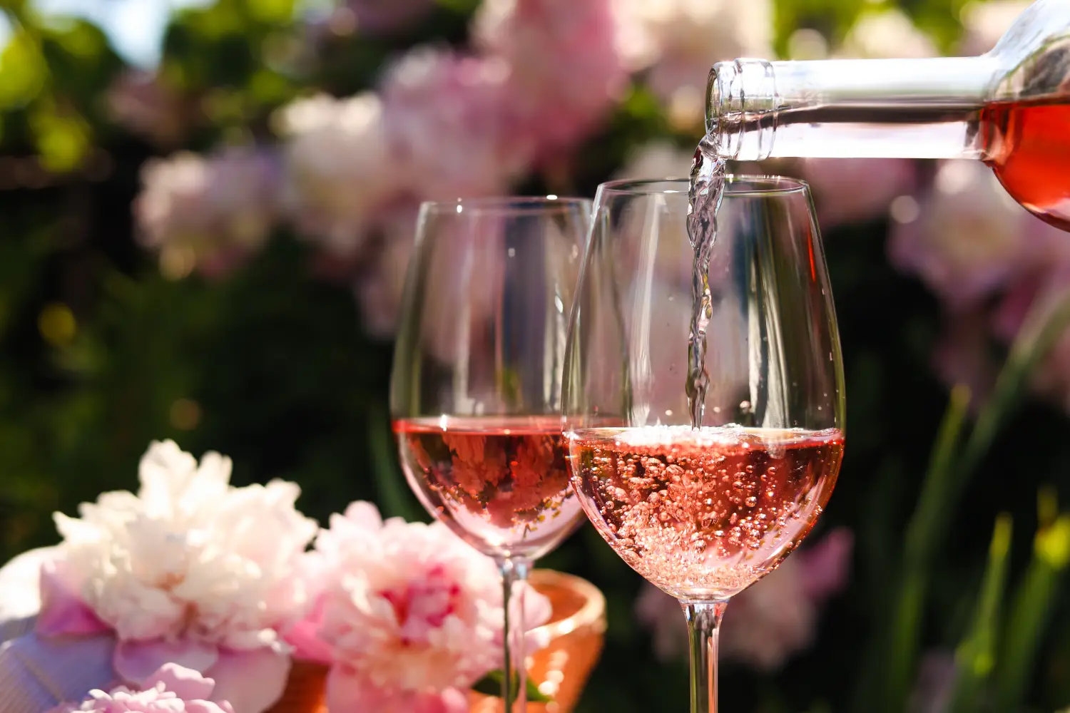 Anstoßen mit Wein bei einer Hochzeit
